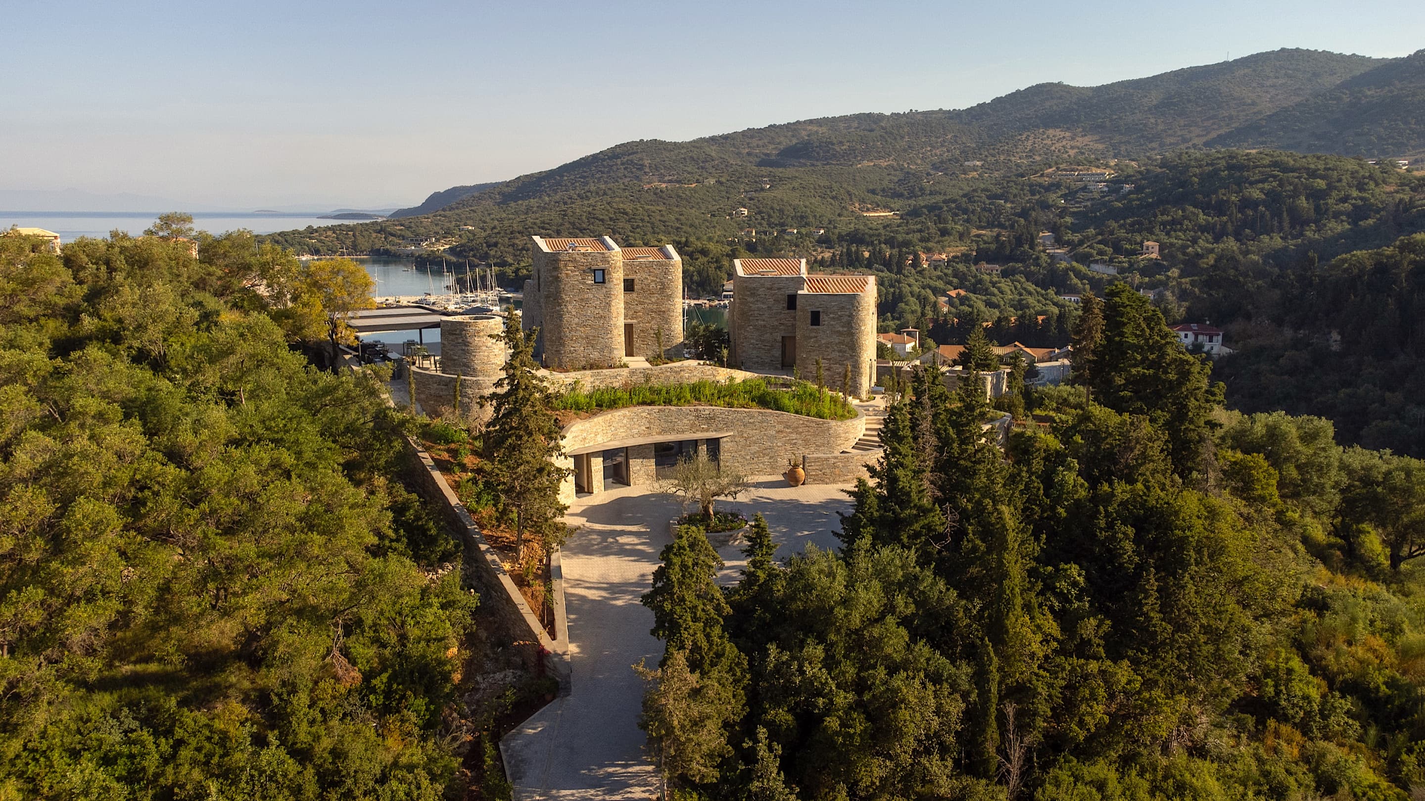 Πάνω από τον κόλπο των Συβότων — σμαραγδένιοι λόφοι συναντούν το Ιόνιο